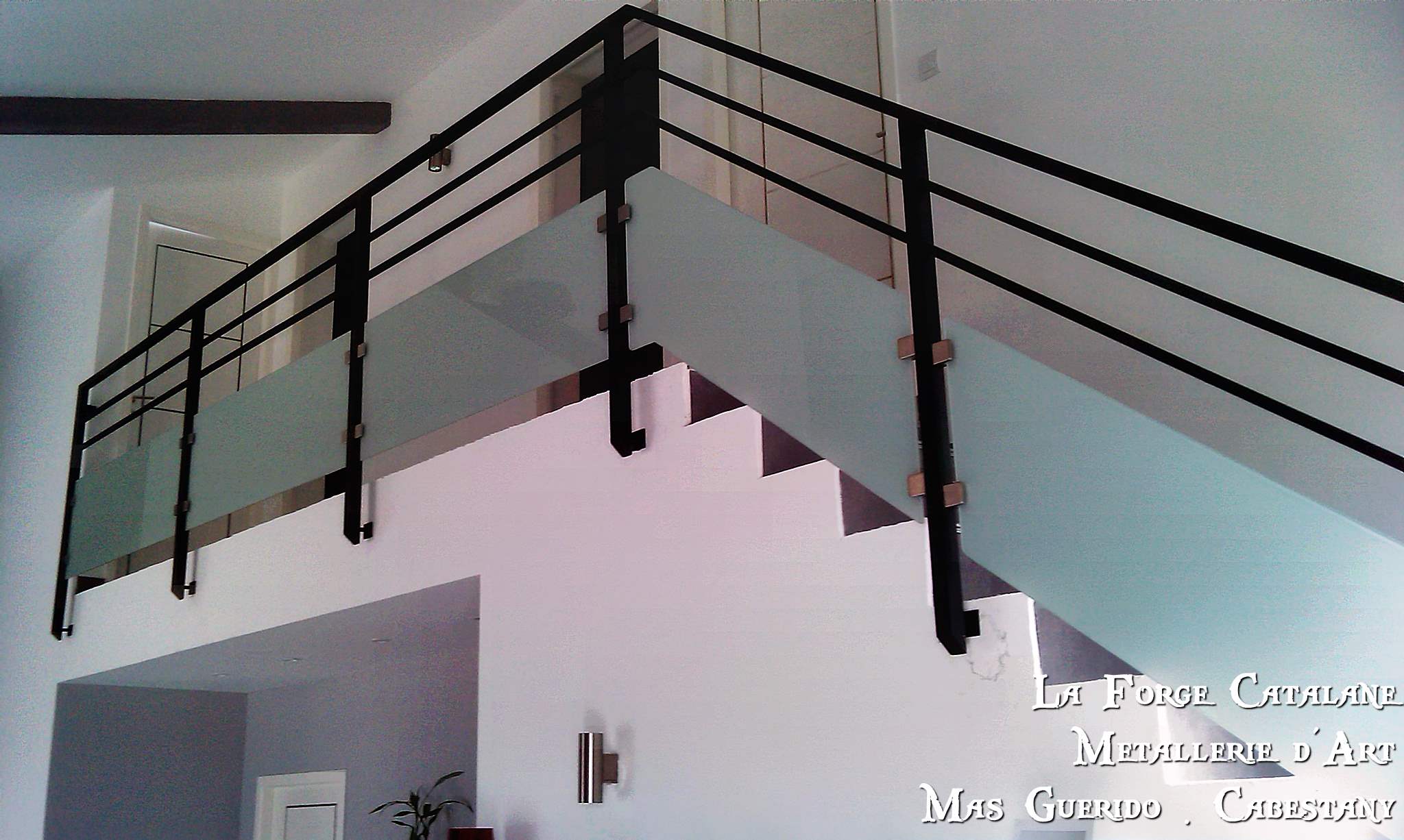 Garde corps et rampant pince verre inox vitrage opalescent lisses horizontales forge catalane.jpg